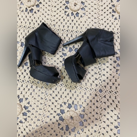 Jessica Simpson 
Shoes size 8.5 M / 38.5 
Leather upper 
Man/ made lining Sole - Picture 17 of 17